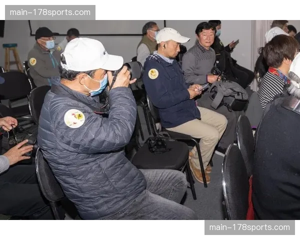 赛场花絮：镜头捕捉到里尔教练组实时通过平板电脑进行战术微调