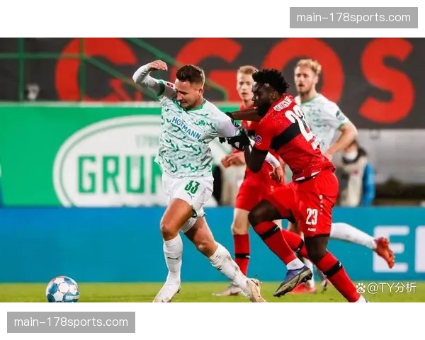 特写镜头：科隆球迷在球队落后时依旧持续不断的歌声