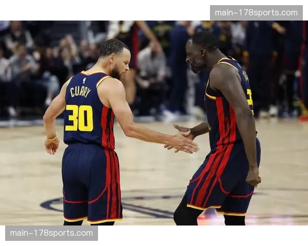 特写:德拉蒙德·格林在录像分析课上指导年轻球员卡位技巧